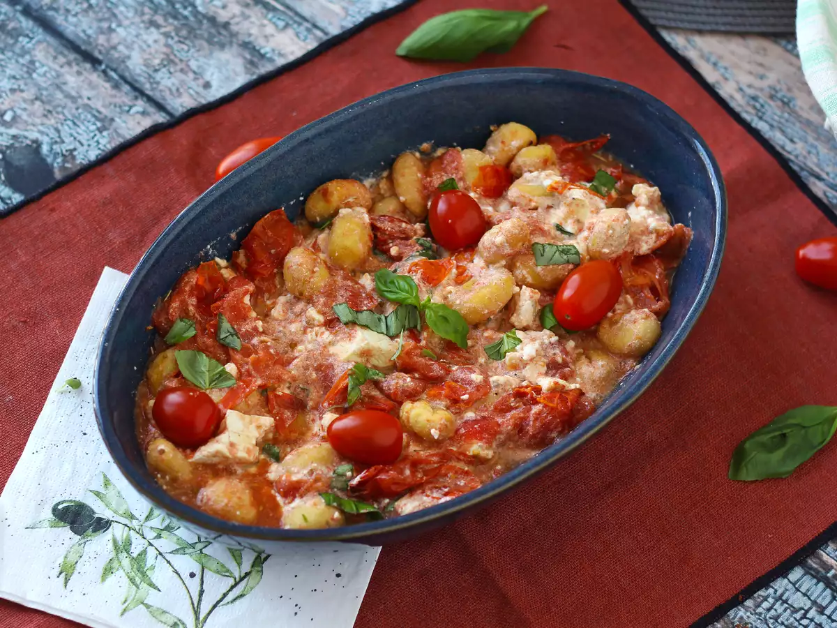 Zapečené noky s fetou v horkovzdušné fritéze: rychlý recept s cherry rajčátky