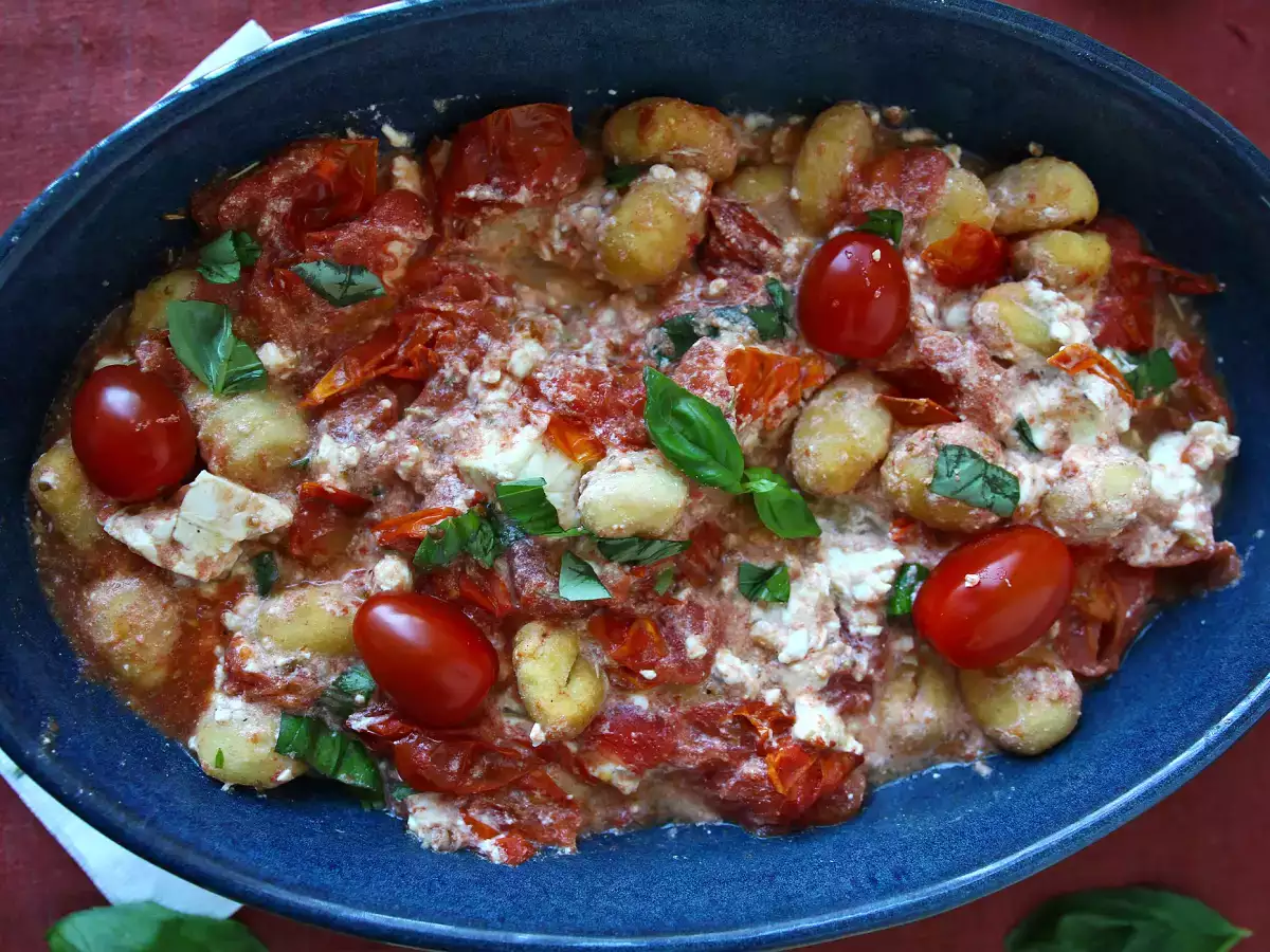Zapečené noky s fetou v horkovzdušné fritéze: rychlý recept s cherry rajčátky - foto 3
