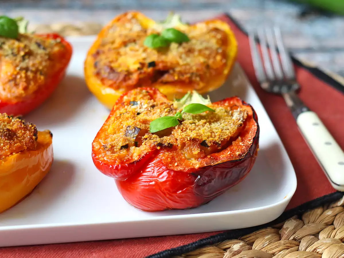 Zapečené vegetariánské plněné papriky: snadný a chutný recept se zeleninou a sýrem mozzarella