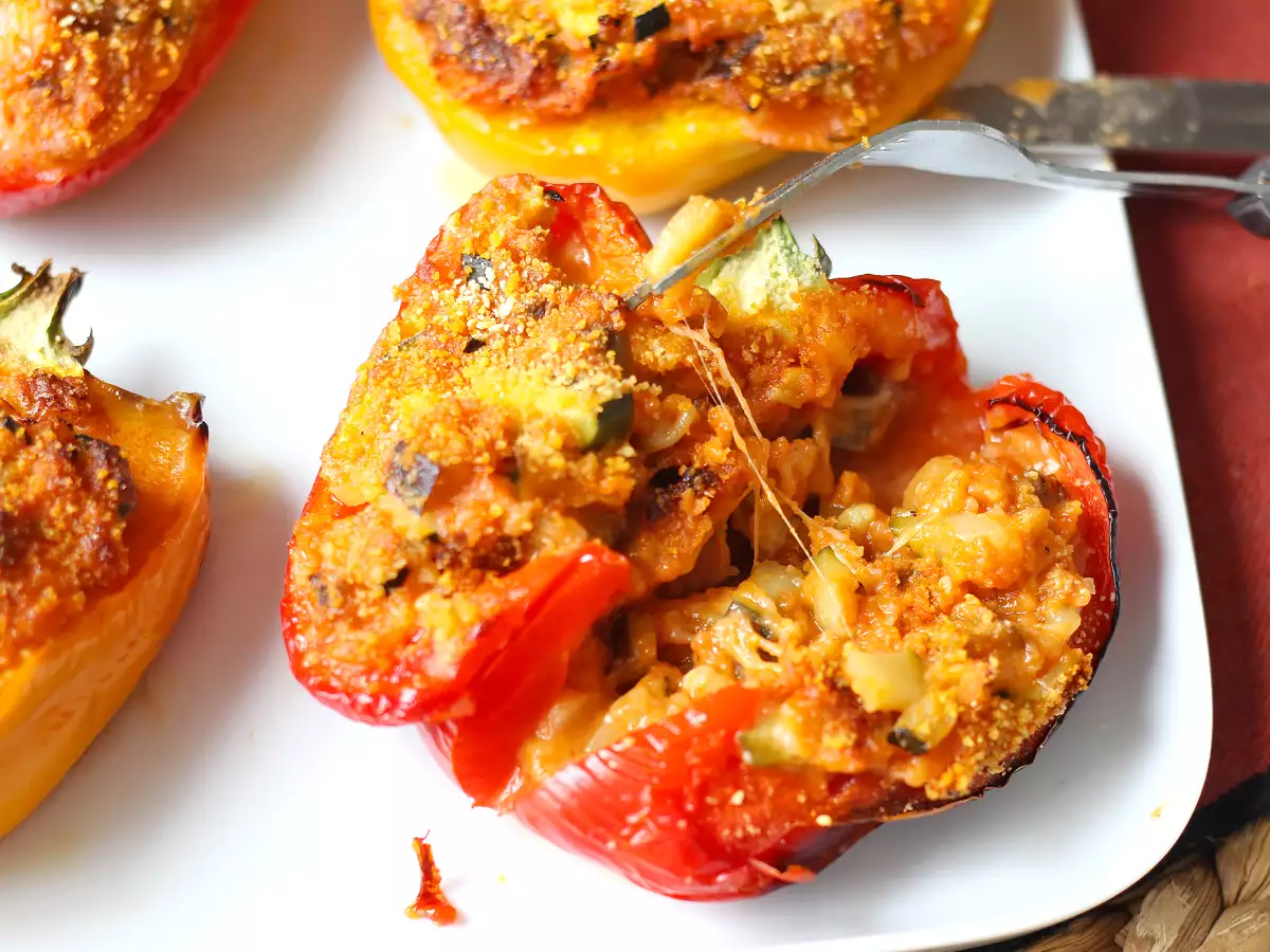Zapečené vegetariánské plněné papriky: snadný a chutný recept se zeleninou a sýrem mozzarella - foto 4