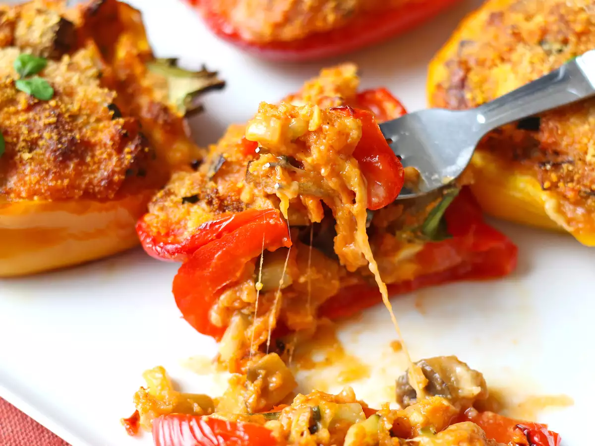 Zapečené vegetariánské plněné papriky: snadný a chutný recept se zeleninou a sýrem mozzarella - foto 5
