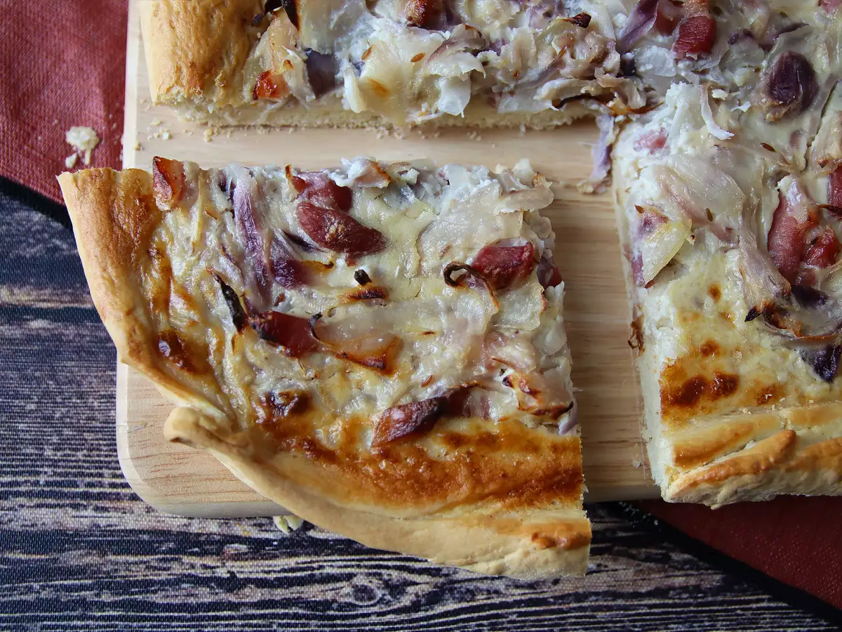 Zwiebelkuchen: německý koláč s jemnou cibulí a slaninou - foto 2