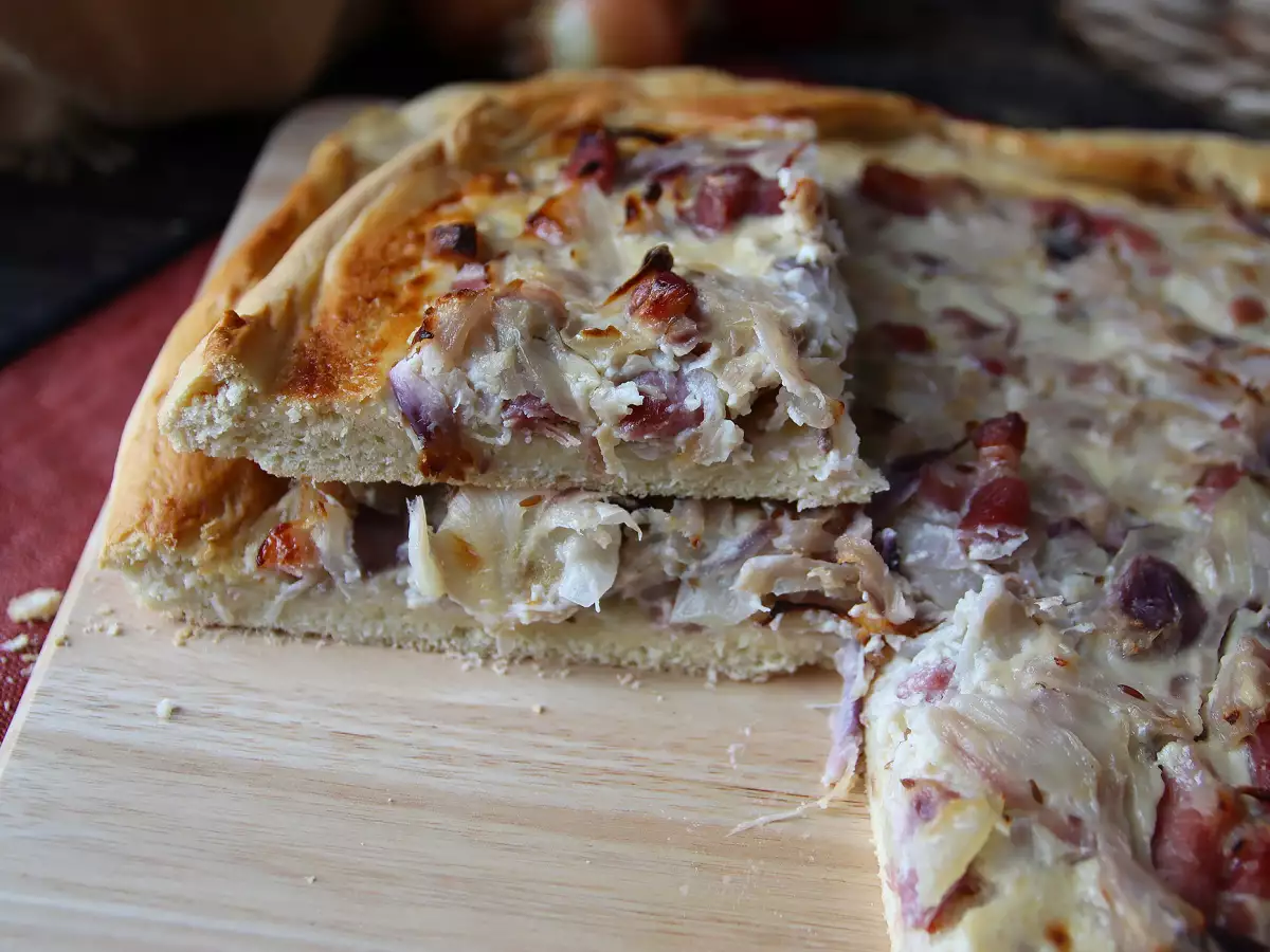 Zwiebelkuchen: německý koláč s jemnou cibulí a slaninou - foto 3