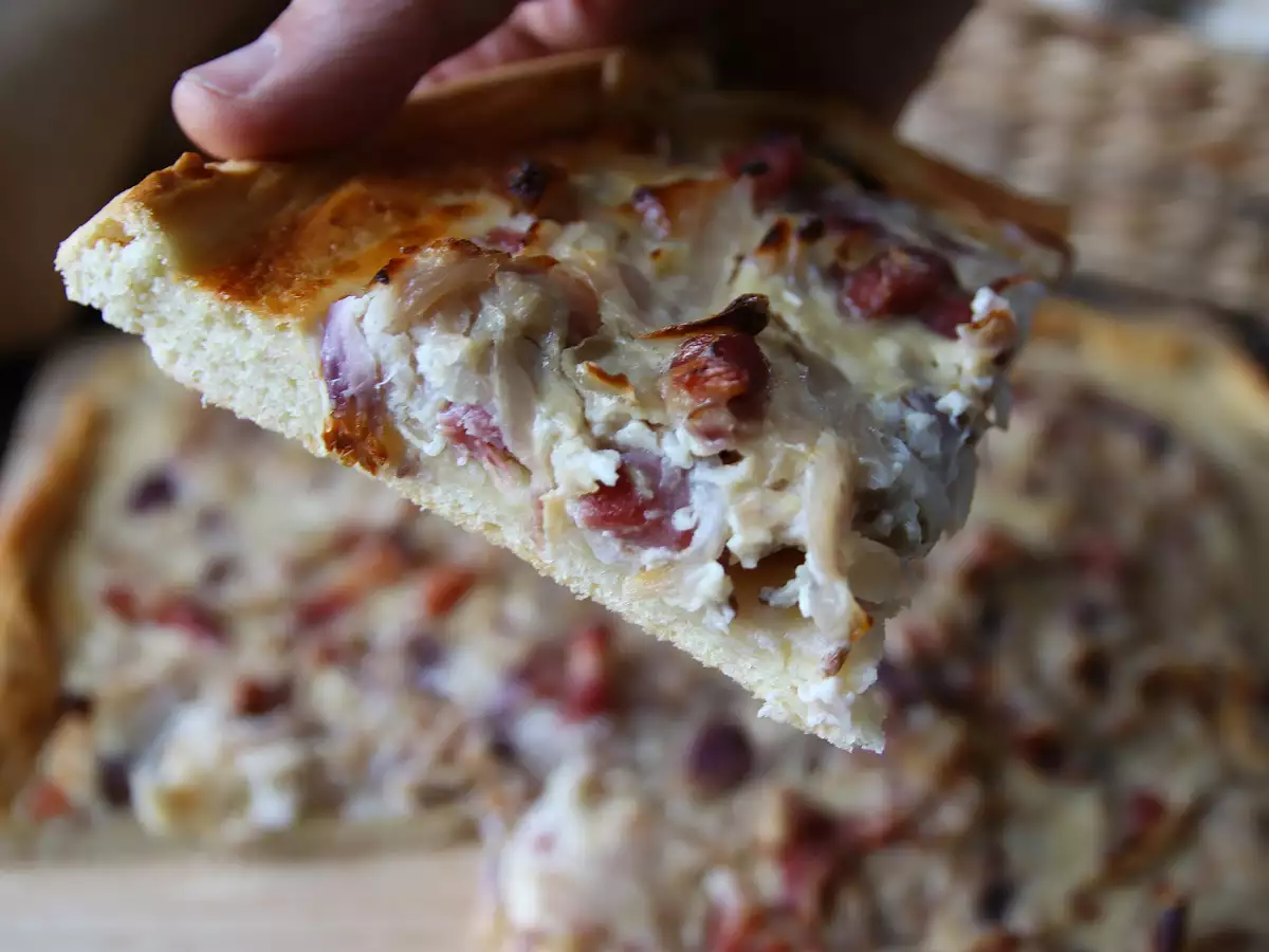 Zwiebelkuchen: německý koláč s jemnou cibulí a slaninou - foto 5